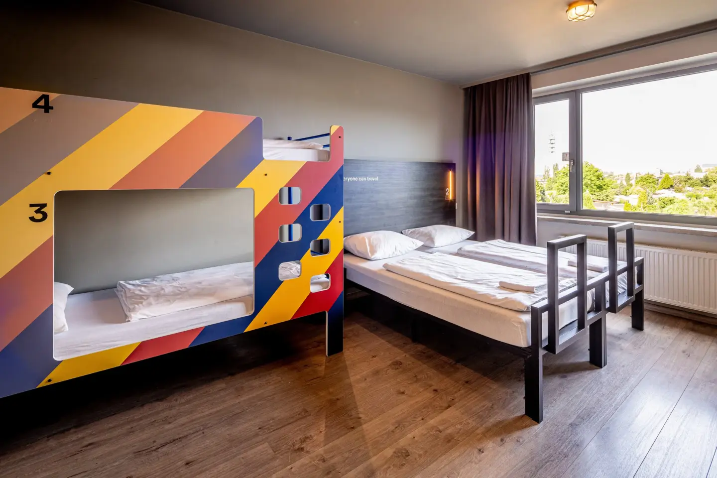 Klassenfahrt Weimar - Vierbettzimmer mit Doppelbett und Doppelstockbett