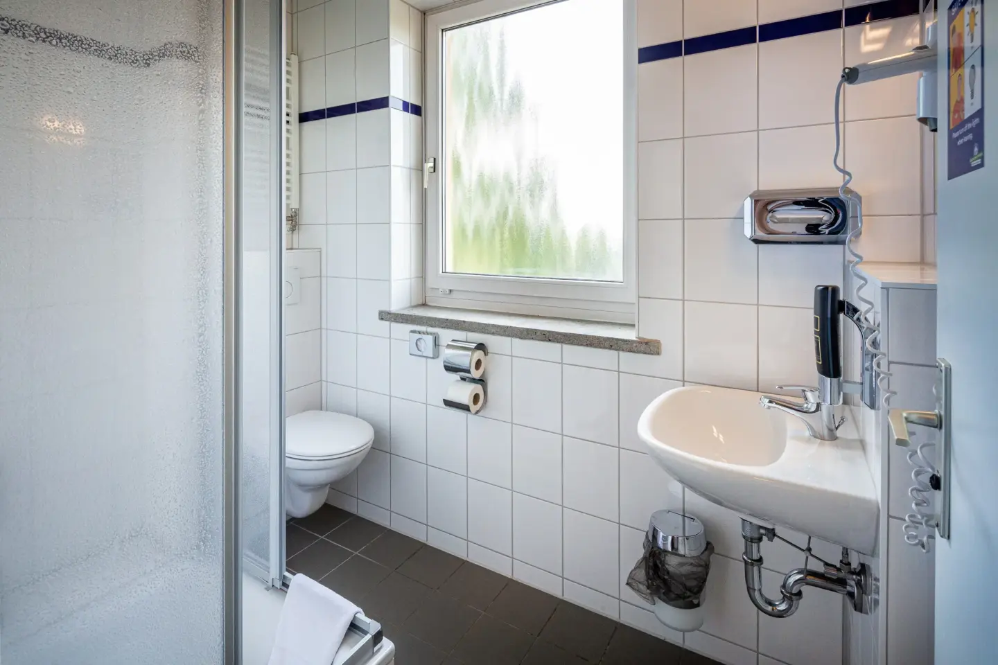 Klassenfahrt Weimar - Badezimmer mit Dusche, WC und Waschbecken