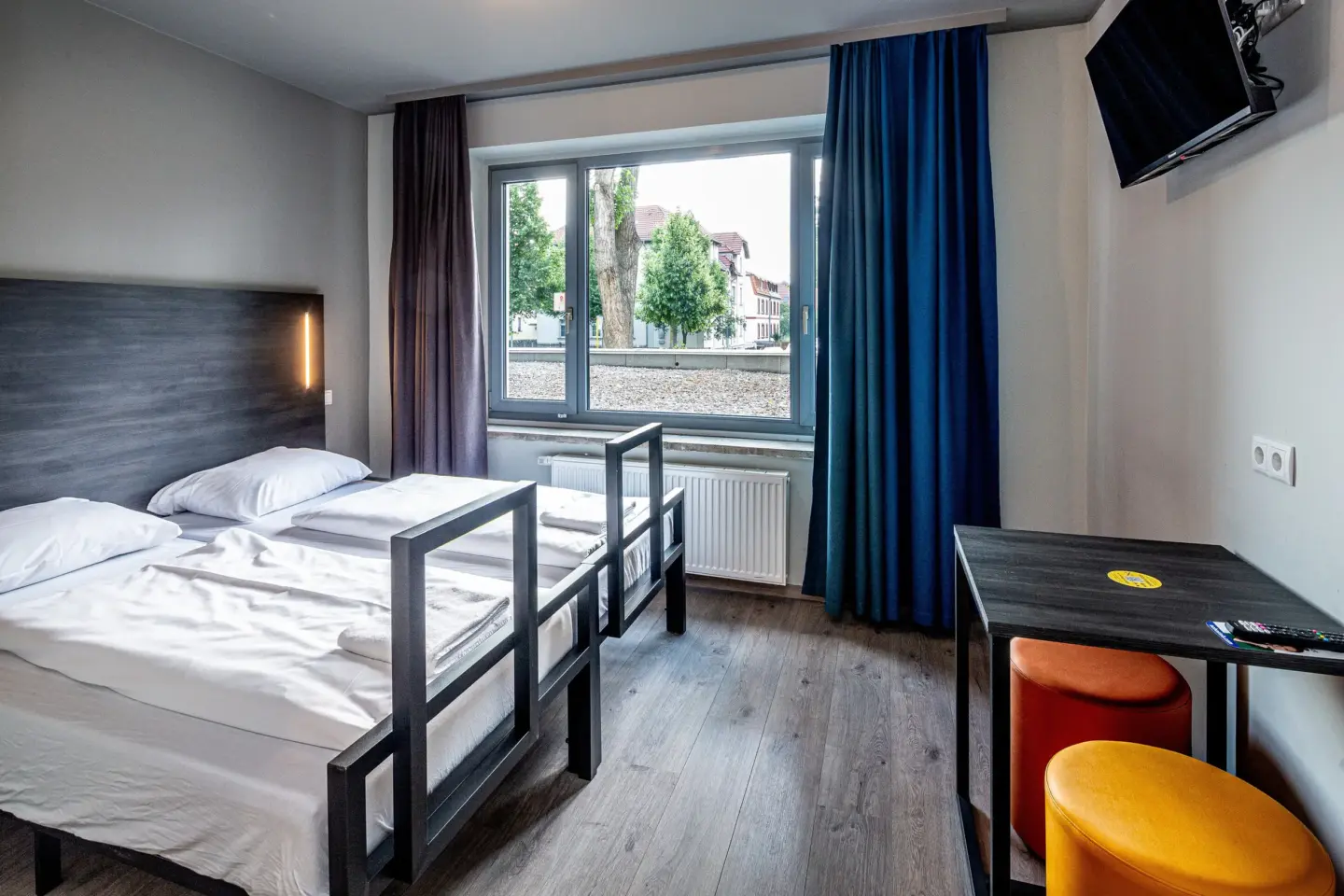 Klassenfahrt Weimar - Zweibettzimmer mit Dopppelbett und TV