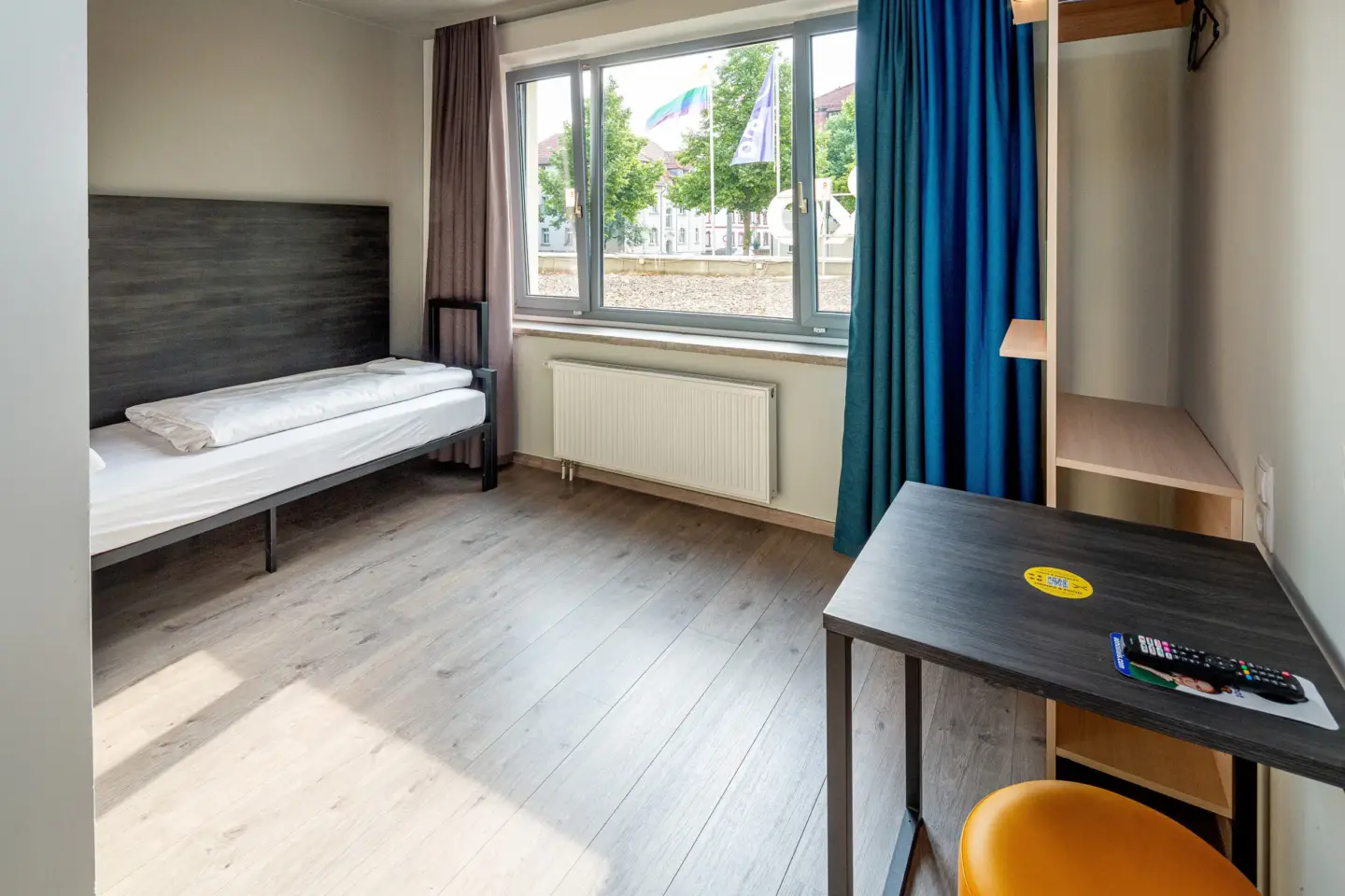 Klassenfahrt Weimar - Zimmer mit Einzelbett, Tisch und Hocker