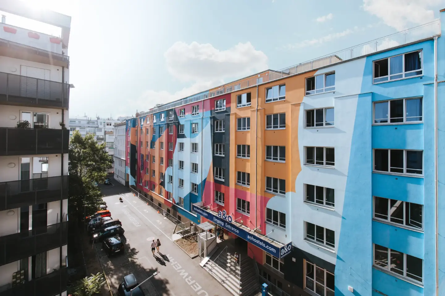 Klassenfahrt Wien - bunte Fassade des Hostels