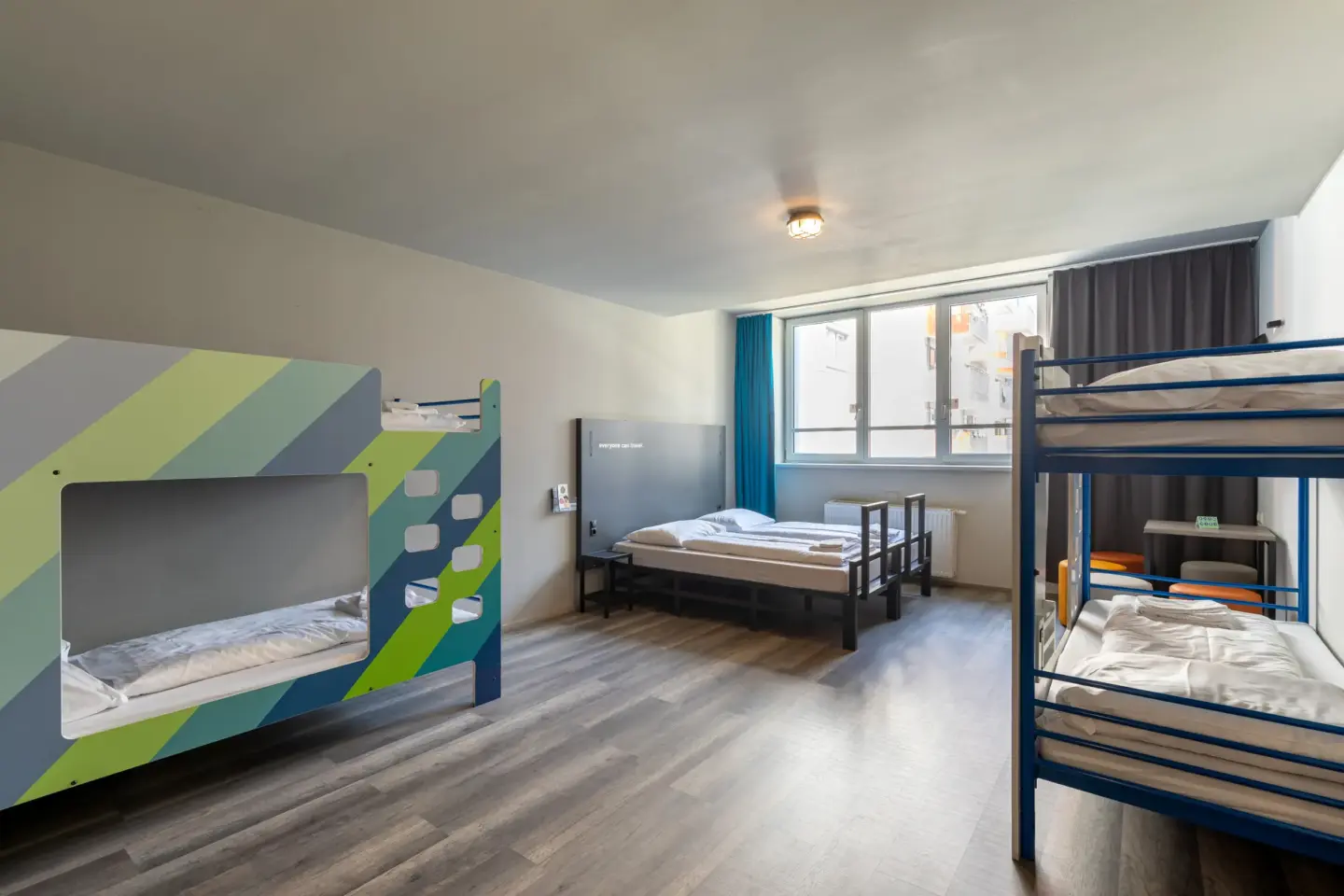 Klassenfahrt Wien - Sechsbettzimmer mit Doppelbett und zwei Doppelstockbetten