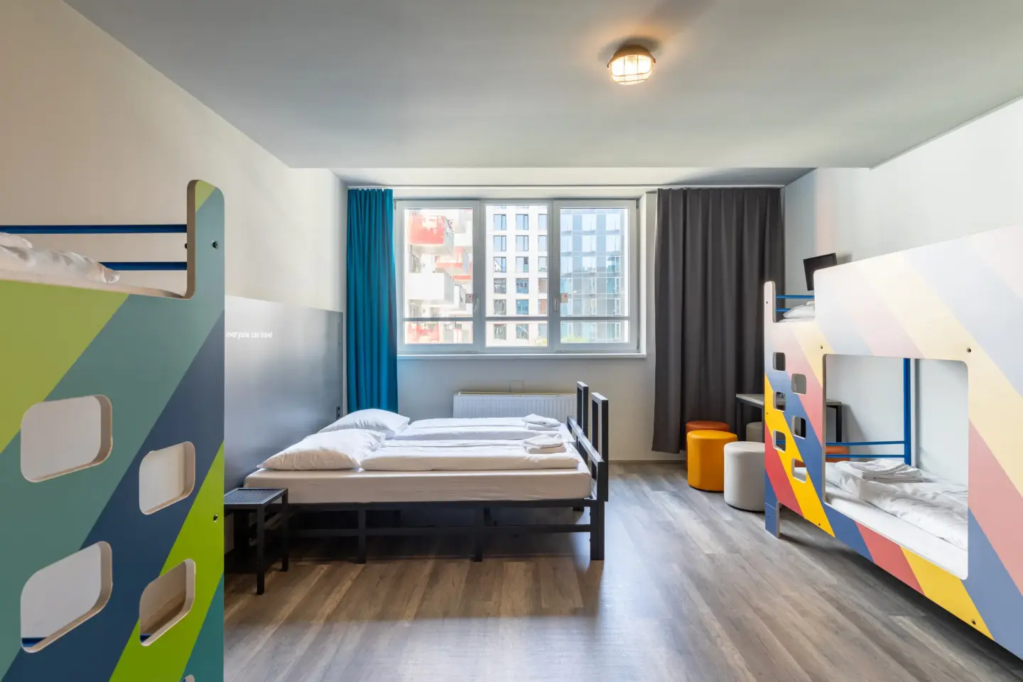 Klassenfahrt Wien - Sechsbettzimmer mit Doppelbett und zwei Doppelstockbetten