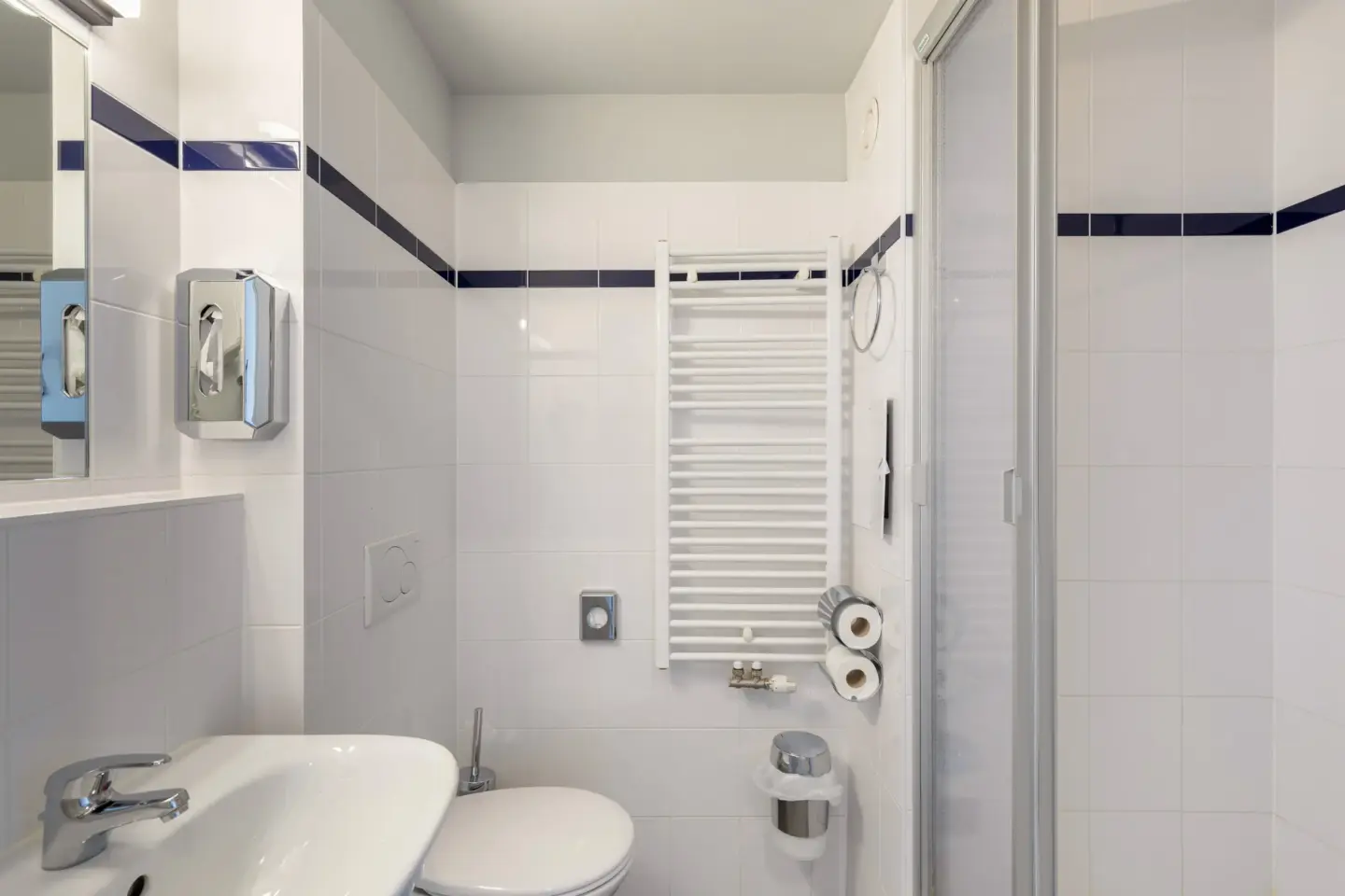Klassenfahrt Wien - Badezimmer mit Waschbecken, WC und Dusche