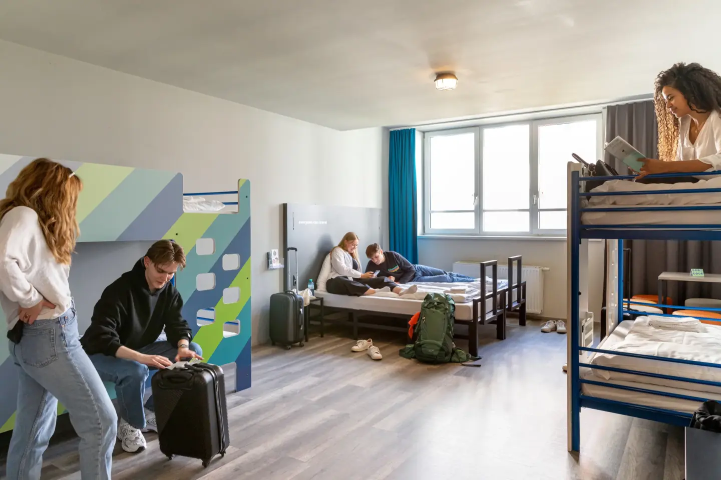 Klassenfahrt Wien - Sechsbettzimmer mit Doppelbett und zwei Doppelstockbetten
