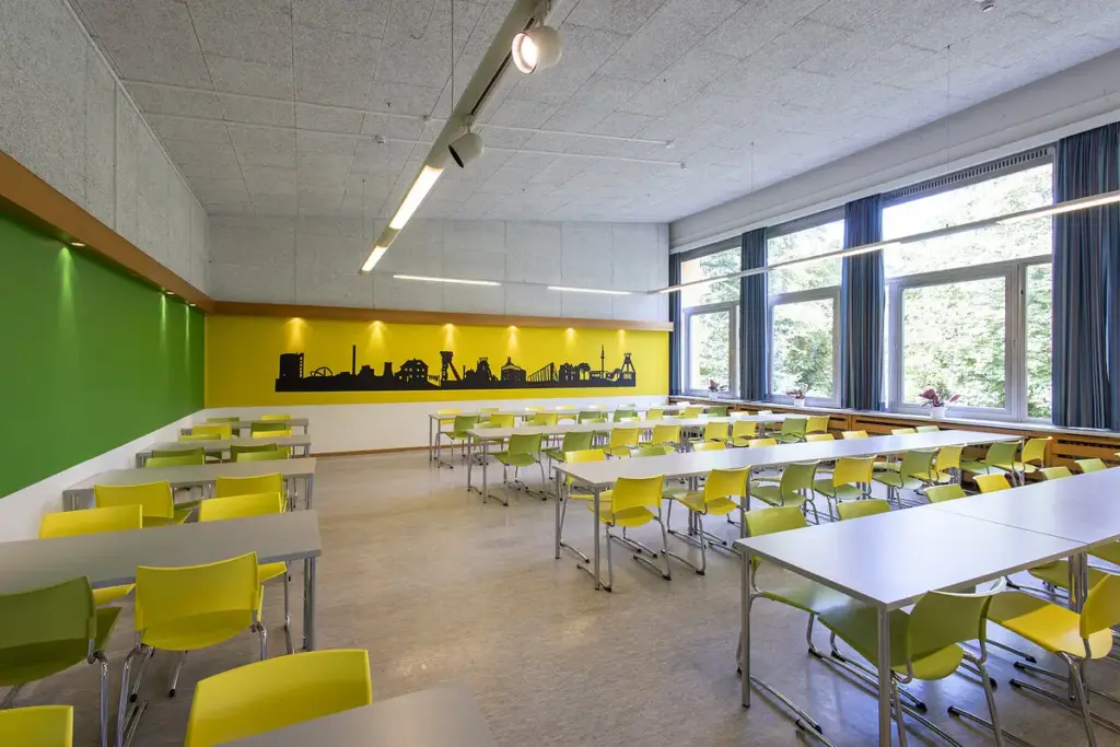 Klassenfahrt Essen - Speisesaal mit langen Tischen und Stühlen
