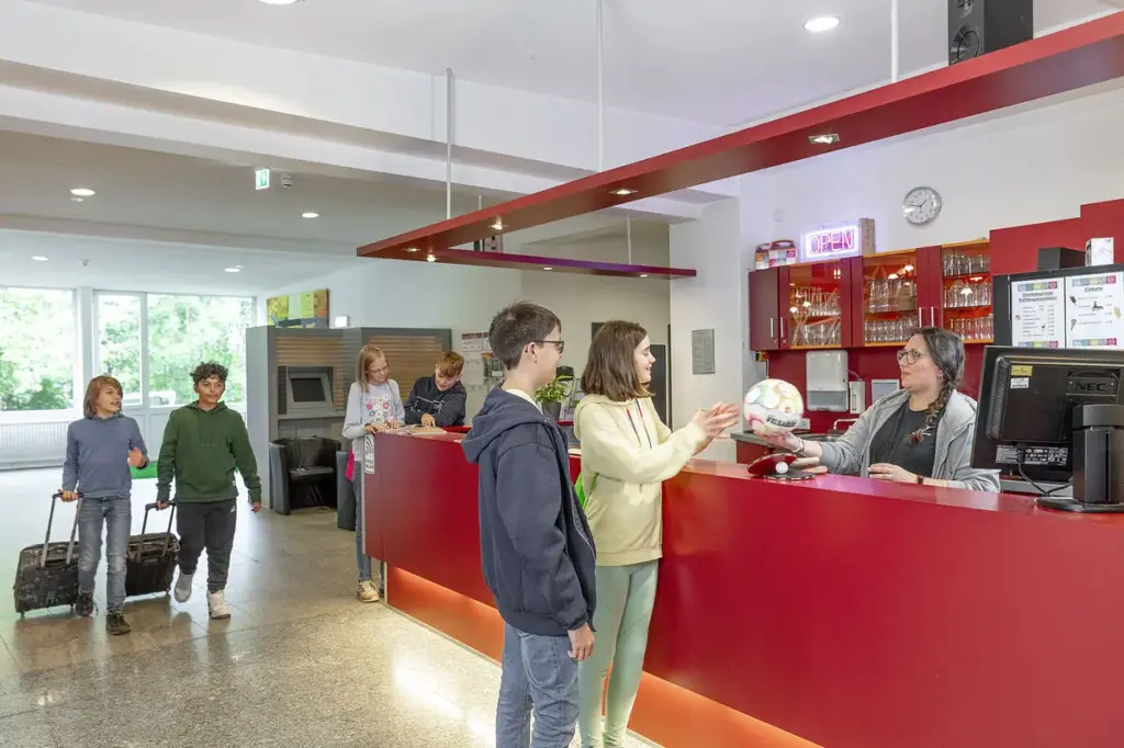 Klassenfahrt Essen - Kinder an der Rezeption