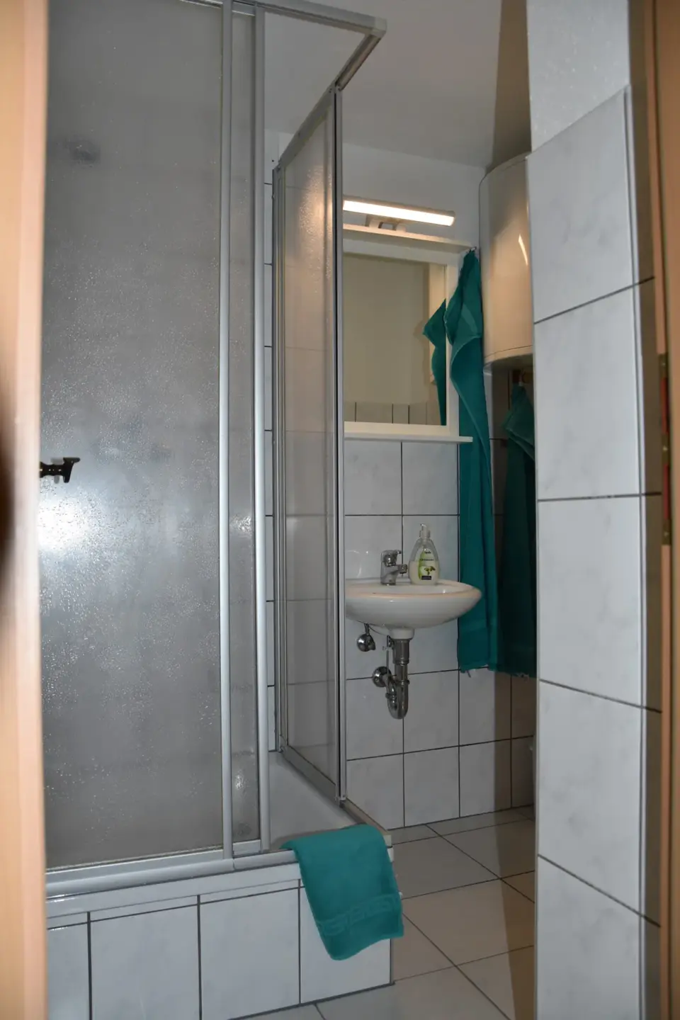 Klassenfahrt Dranske - kleines Badezimmer mit Dusche und Waschbecken