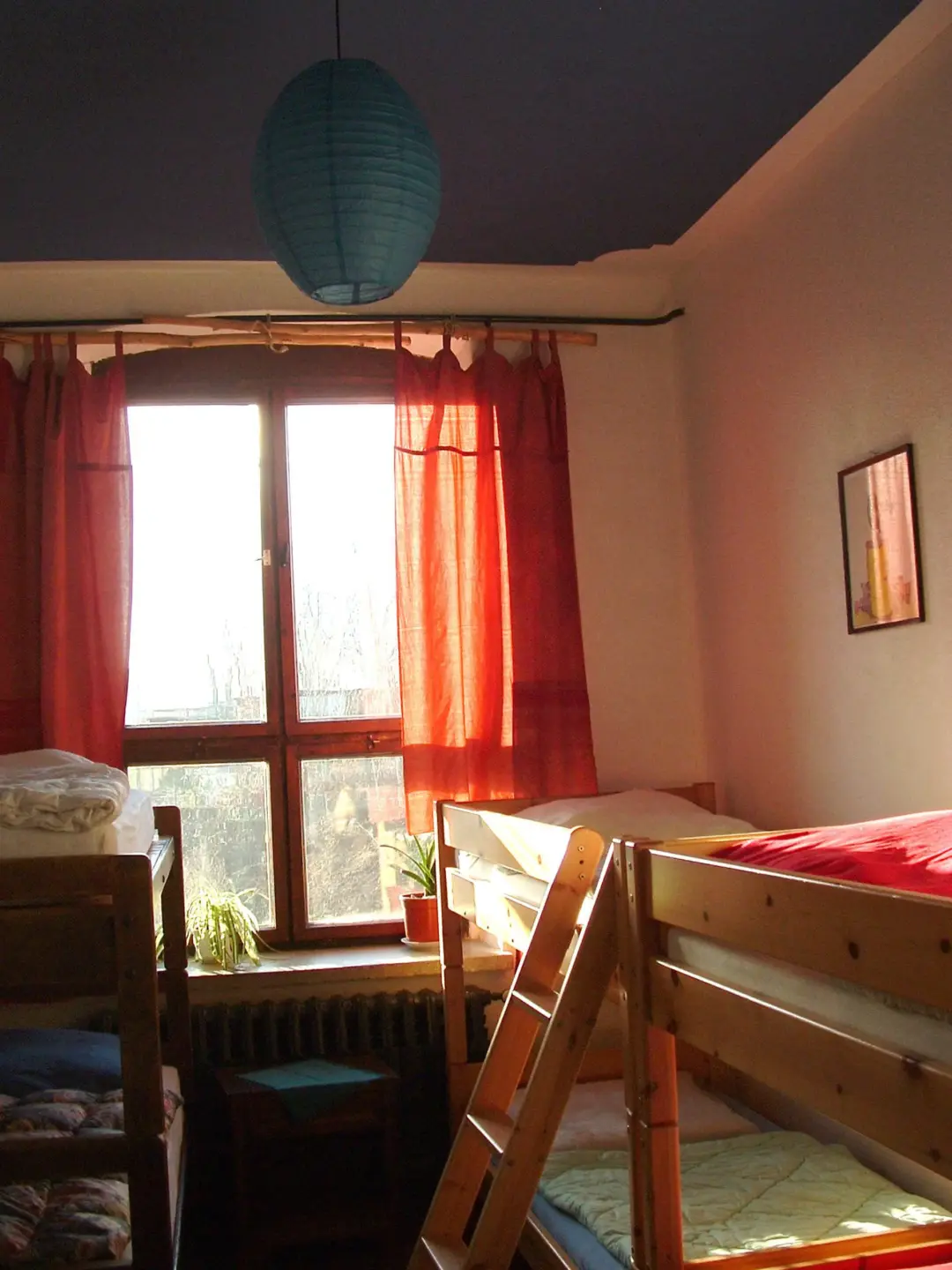 Klassenfahrt Rittergut - sonniges Mehrbettzimmer mit Doppelstockbetten