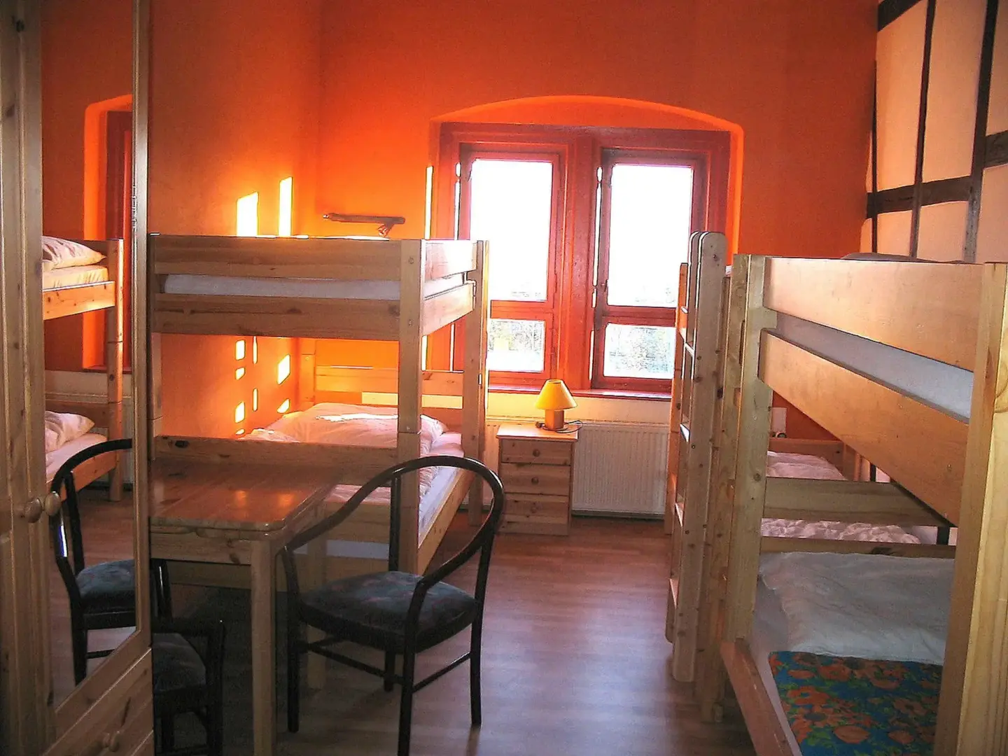 Klassenfahrt Rittergut - Mehrbettzimmer im Sonnenschein