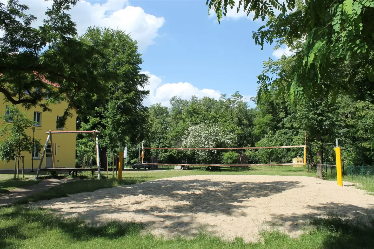 Klassenfahrt Dessau - Beachvolleyballfeld im Sonnenschein