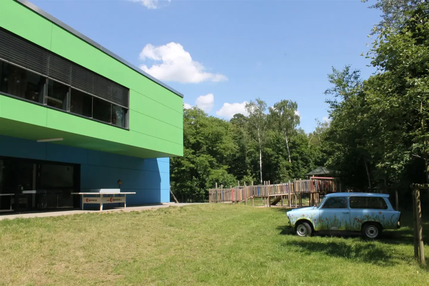 Klassenfahrt Dessau - Außenbereich mit Spielplatz und Tischtennisplatte