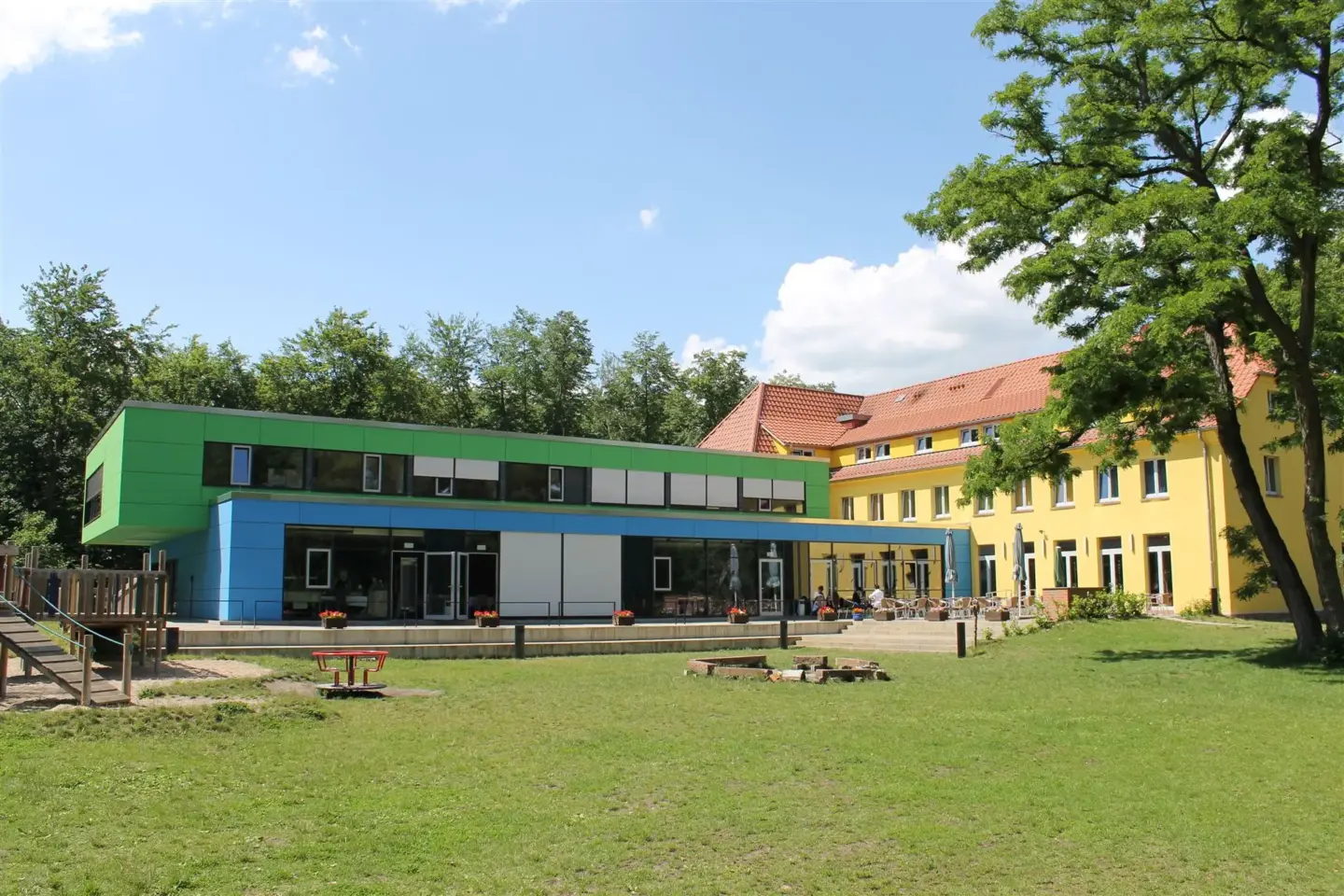 Klassenfahrt Dessau - Außenbereich mit Terrasse und Lagerfeuerstelle