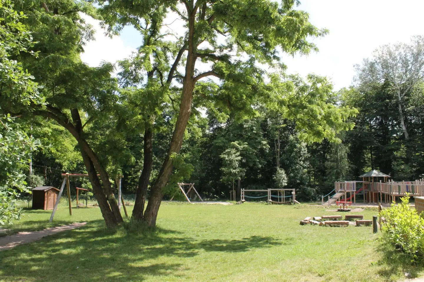 Klassenfahrt Dessau - Außenbereich mit Garten und Spielplatz