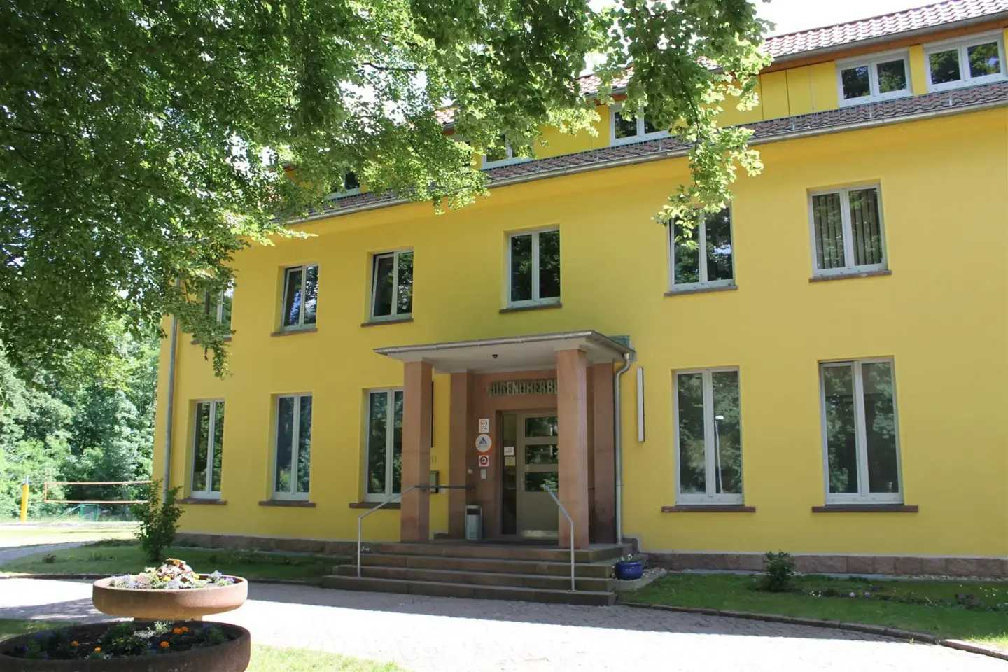 Klassenfahrt Dessau - Außenansicht mit Eingangstür