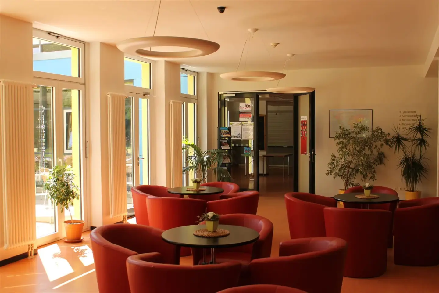 Klassenfahrt Dessau - Aufenthaltsbereich mit Tisch und Sessel