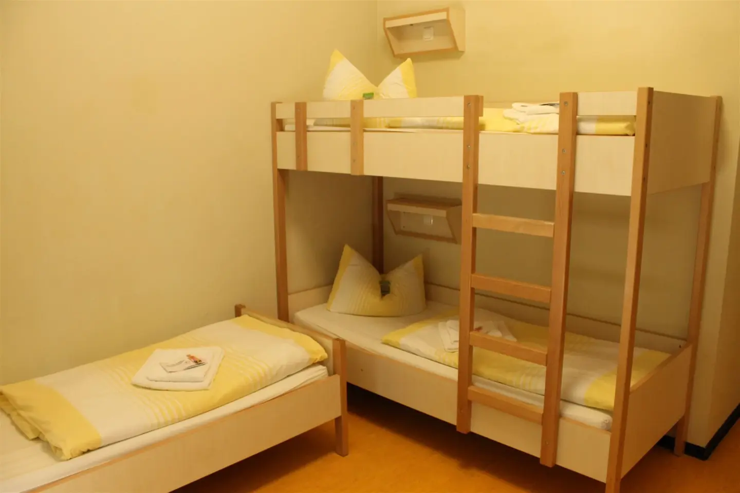 Klassenfahrt Dessau - Mehrbettzimmer mit Einzelbett und Doppelstockbett