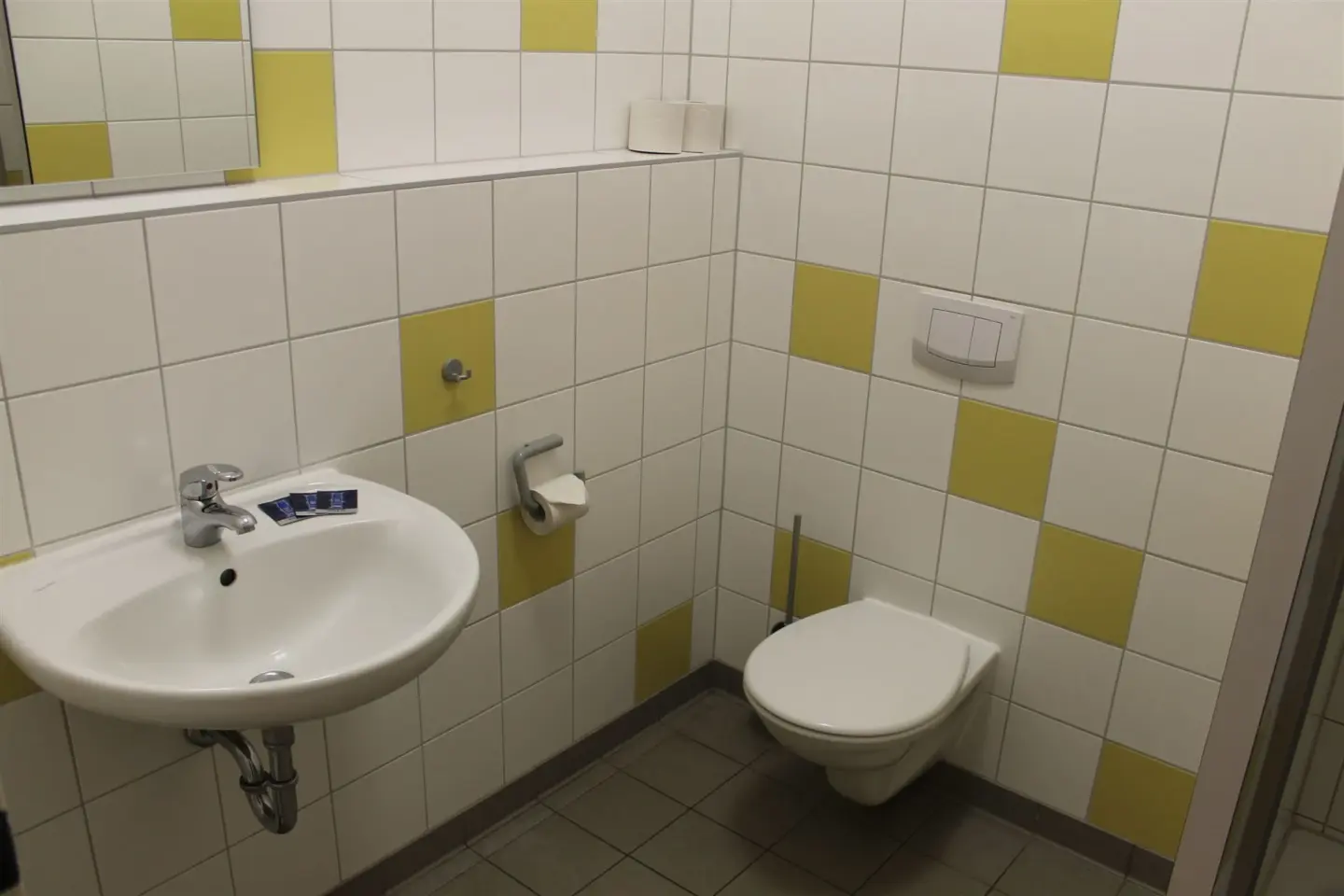 Klassenfahrt Dessau - Badezimmer mit Waschbecken und WC