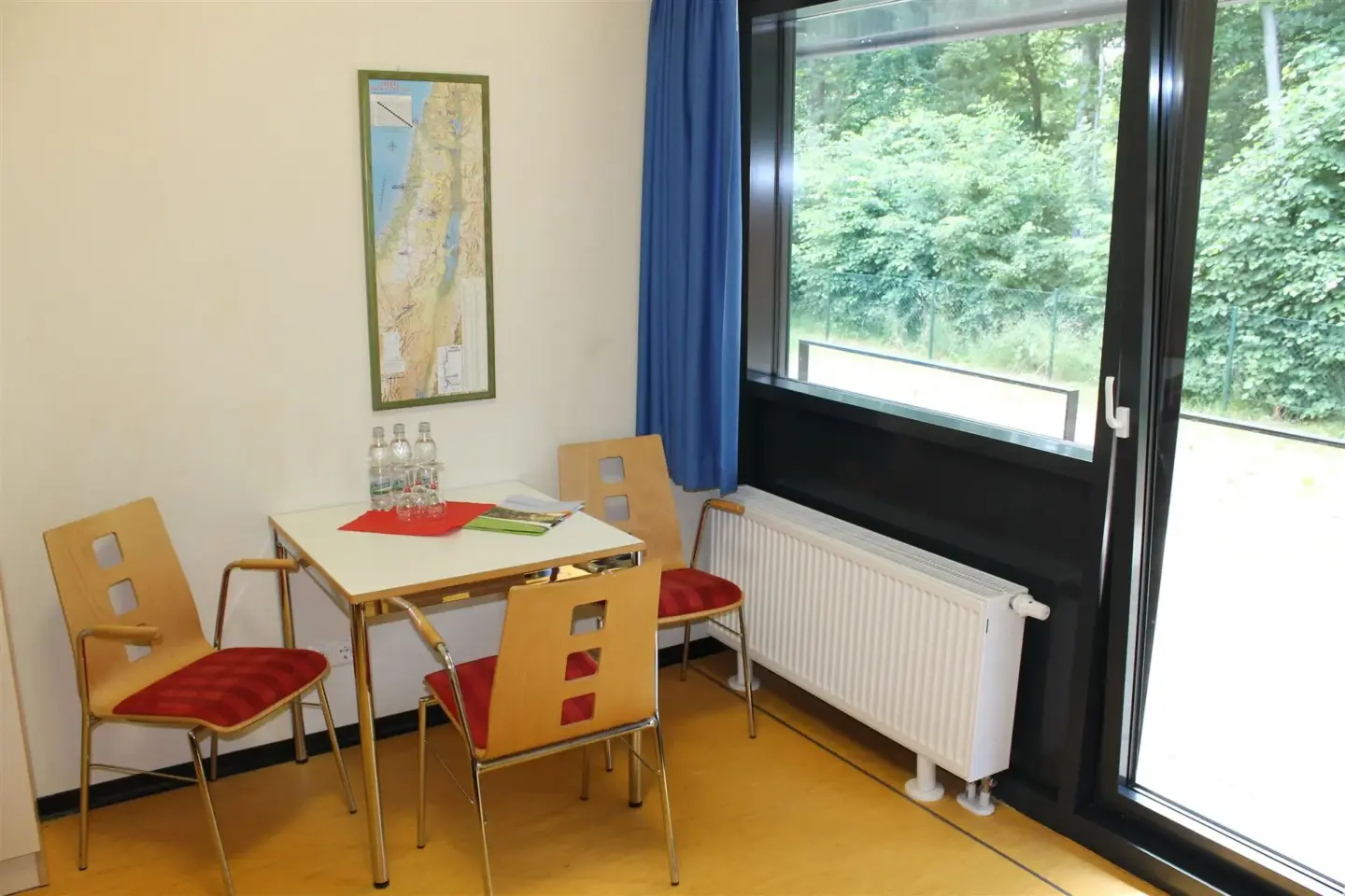 Klassenfahrt Dessau - Zimmer mit Tisch und Stühlen