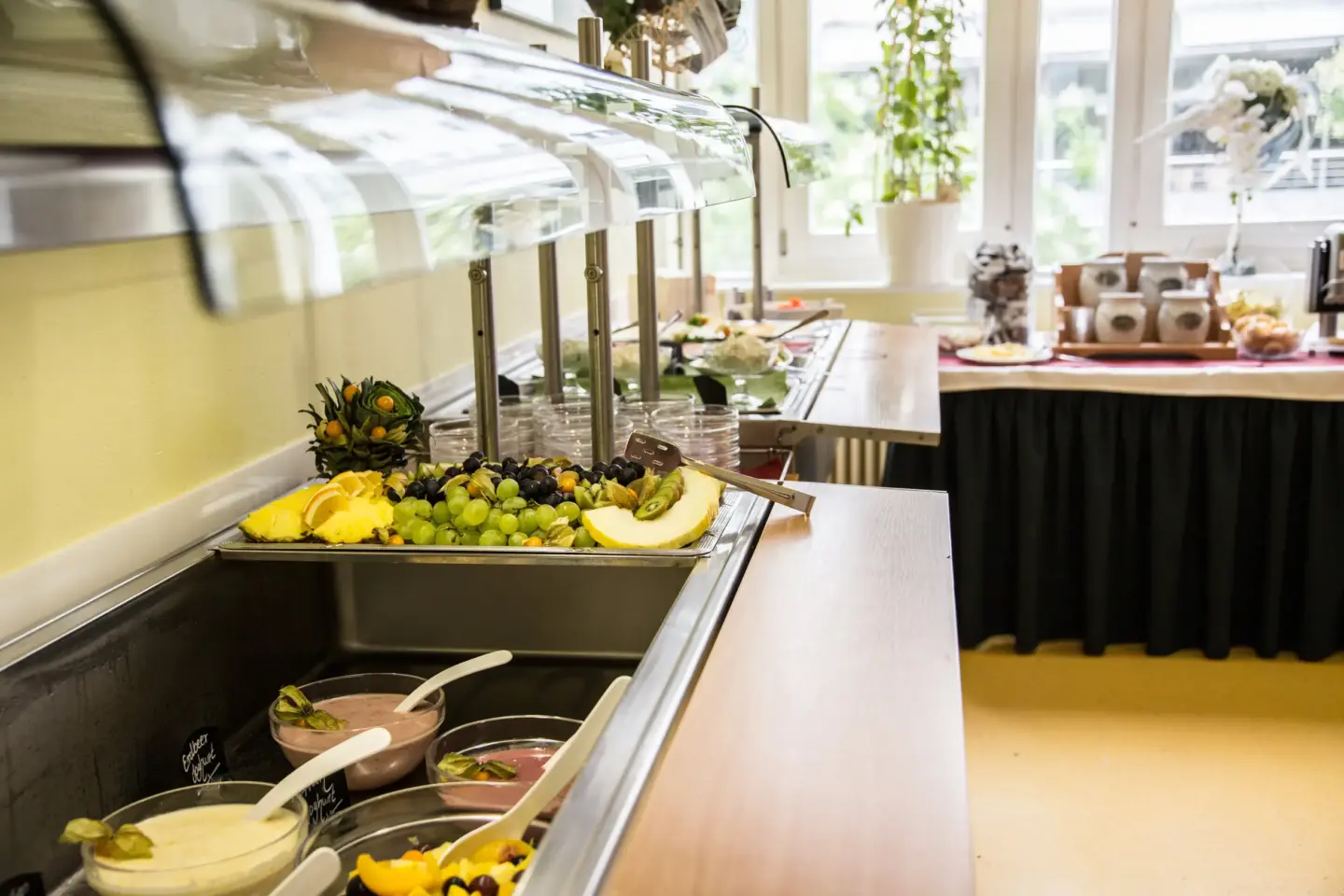 Klassenfahrt Magdeburg - Frühstücksbuffet mit Obst und Joghurt