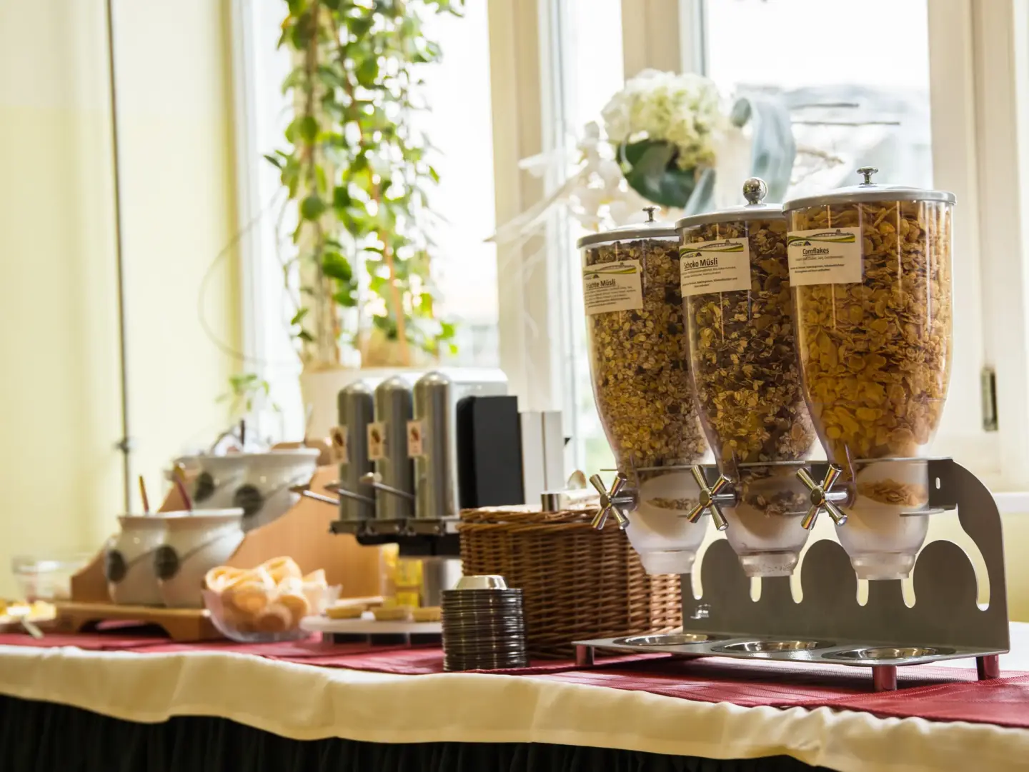 Klassenfahrt Magdeburg - Frühstücksbuffet mit Müsli und Marmelade