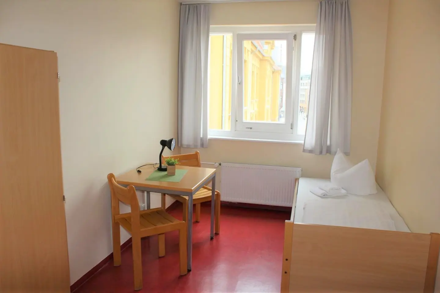 Klassenfahrt Magdeburg - Zimmer mit Einzelbett, Tisch und Stühlen