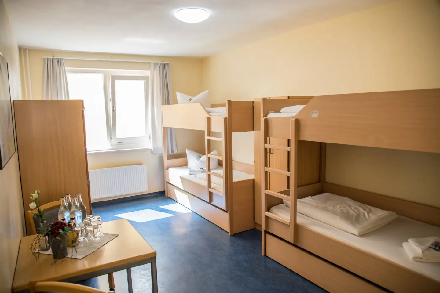 Klassenfahrt Magdeburg - Mehrbettzimmer mit zwei Doppelstockbetten