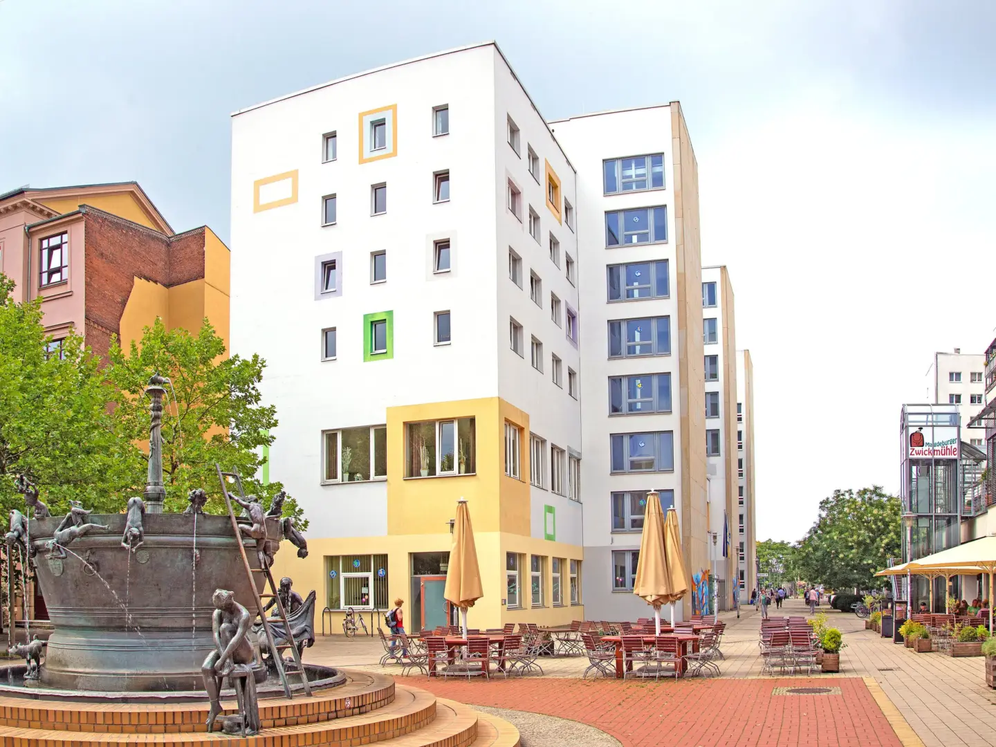 Klassenfahrt Magdeburg - Außenansicht mit Sitzmöglichkeiten