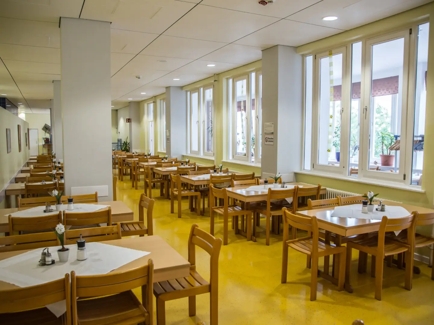 Klassenfahrt Magdeburg - Speisesaal mit Tischen und Stühlen