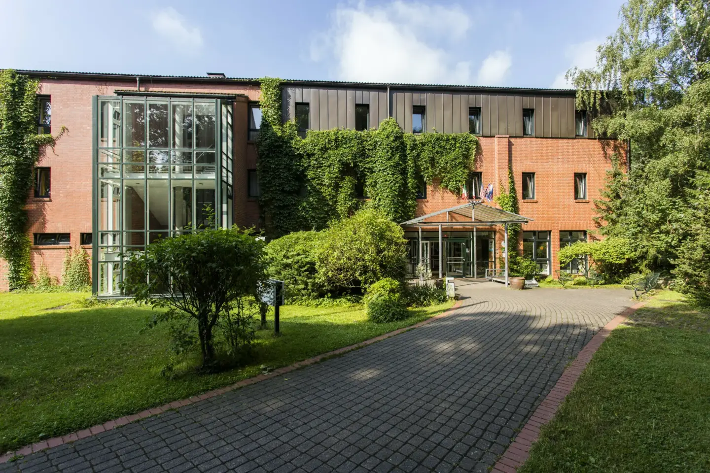 Klassenfahrt Bonn - Außenansicht mit Eingang und begrünter Fassade