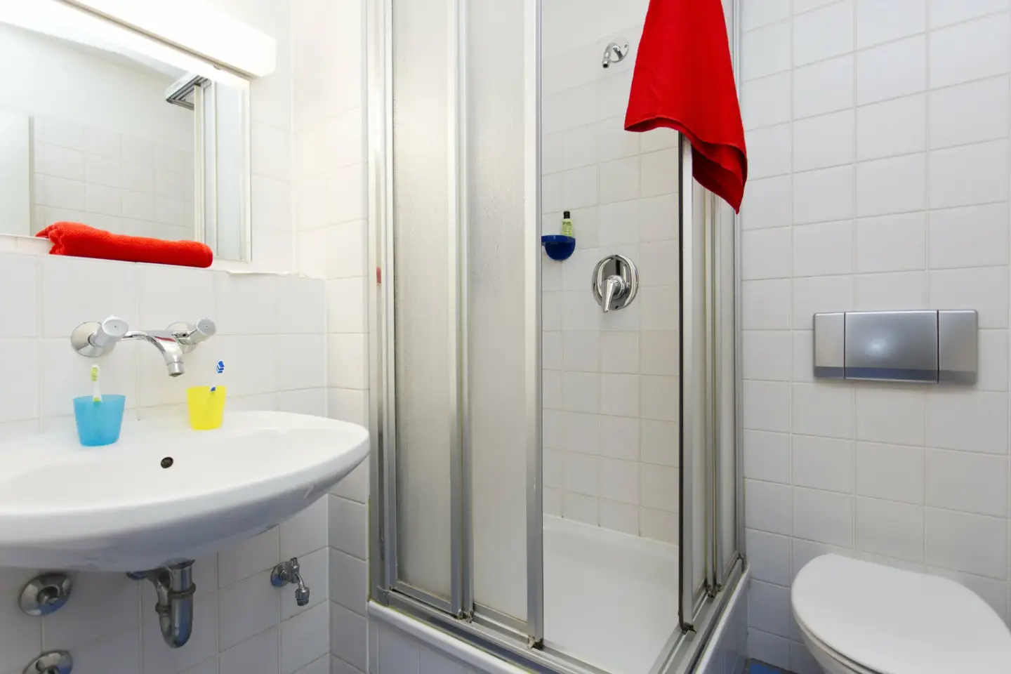 Klassenfahrt Bonn - Badezimmer mit Eckdusche, WC und Waschbecken