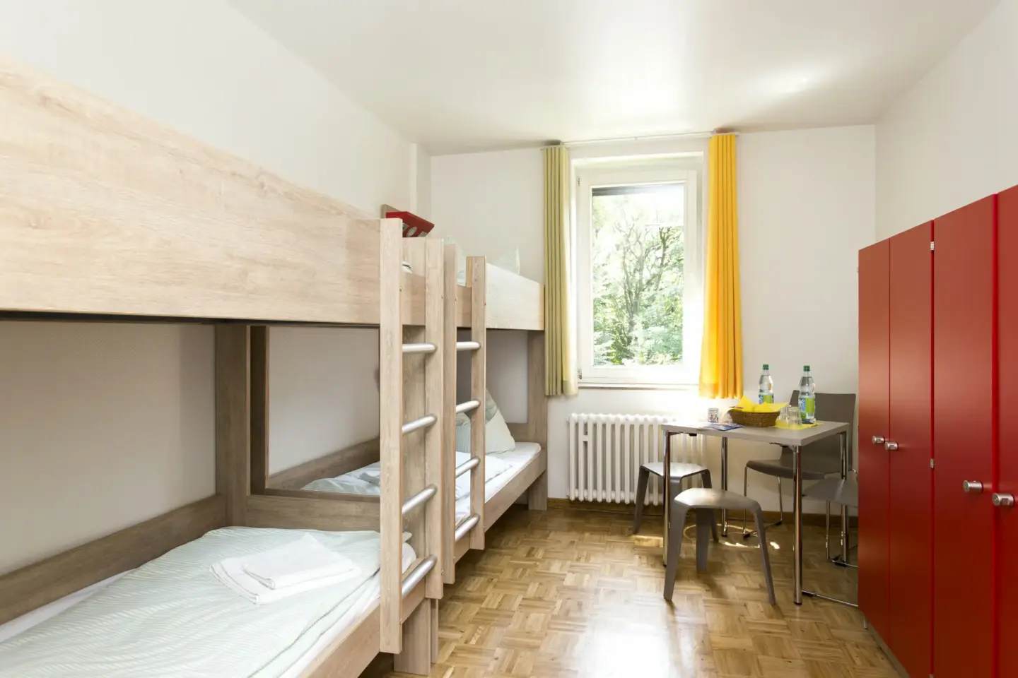 Klassenfahrt Bonn - Mehrbettzimmer mit zwei Doppelstockbetten