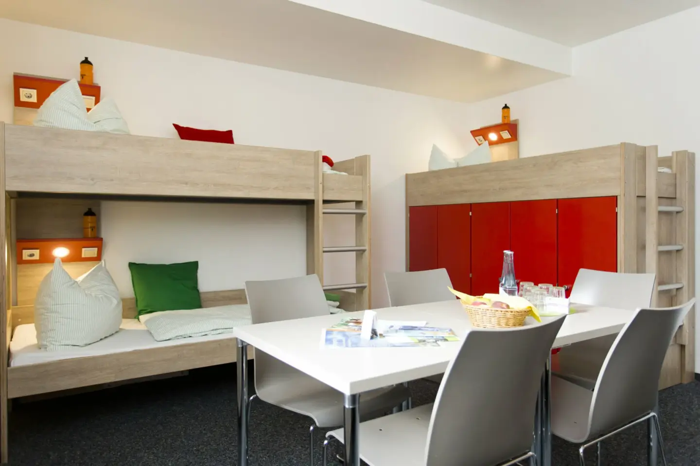 Klassenfahrt Bonn - Zimmer mit Doppelstockbett, Tisch und Stühlen