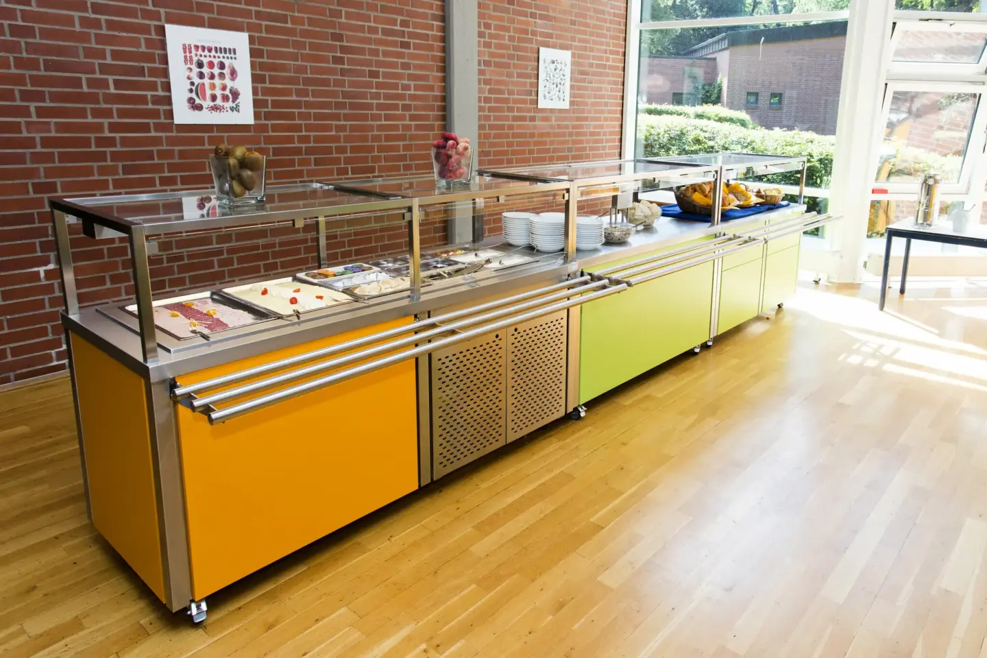Klassenfahrt Bonn - Frühstücksbuffet mit Wurst, Käse, Marmelade und Brötchen