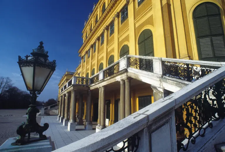 Klassenfahrt Wien - Schlossaufgang zum Schloss Schönbrunn