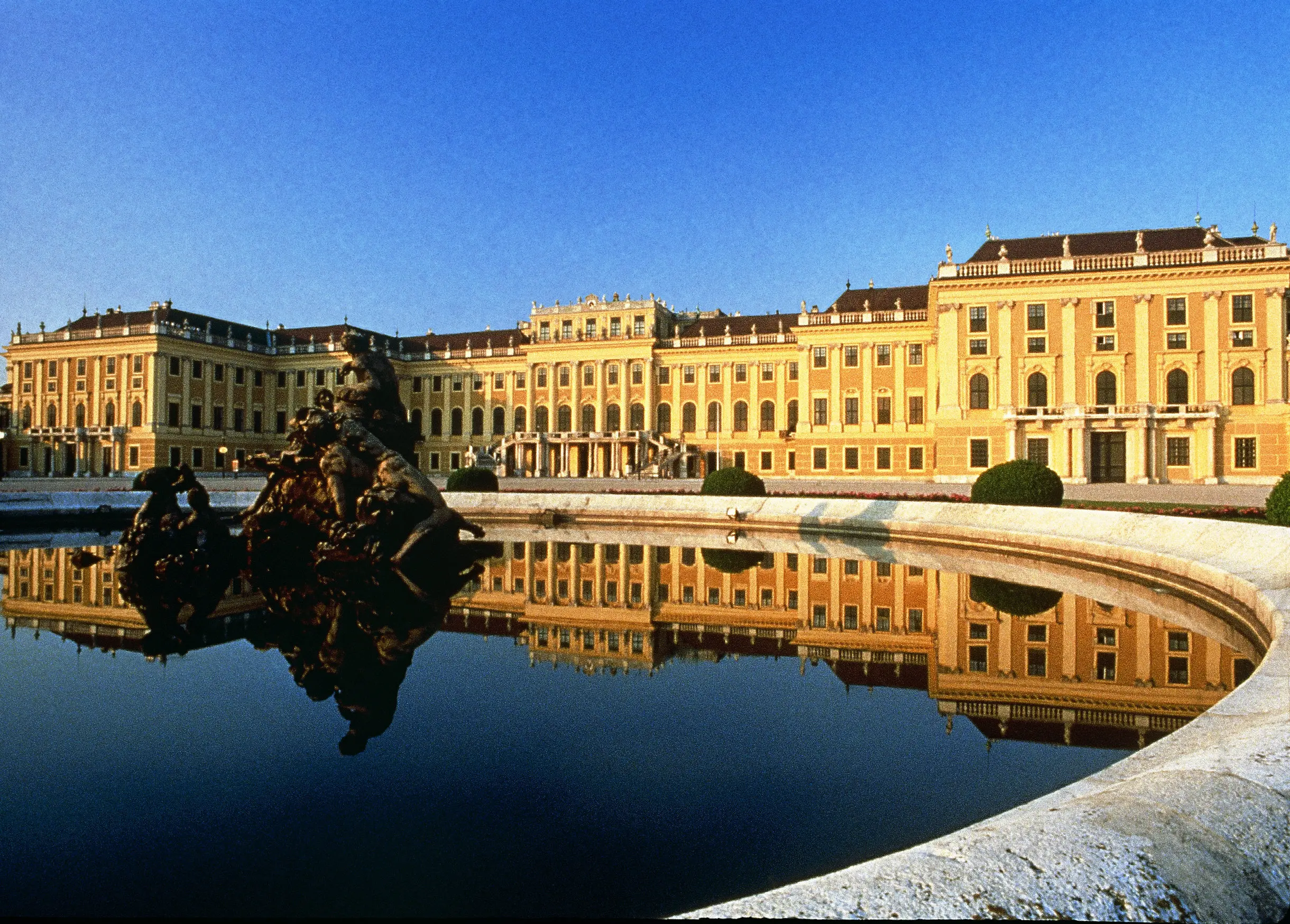 Klassenfahrt Wien - Brunnen mit dem Schloss Schönbrunn im Hintergrund