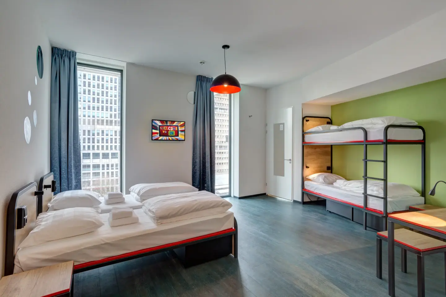 Klassenfahrt Amsterdam - großes Mehrbettzimmer mit Doppelstockbett und Doppelbett