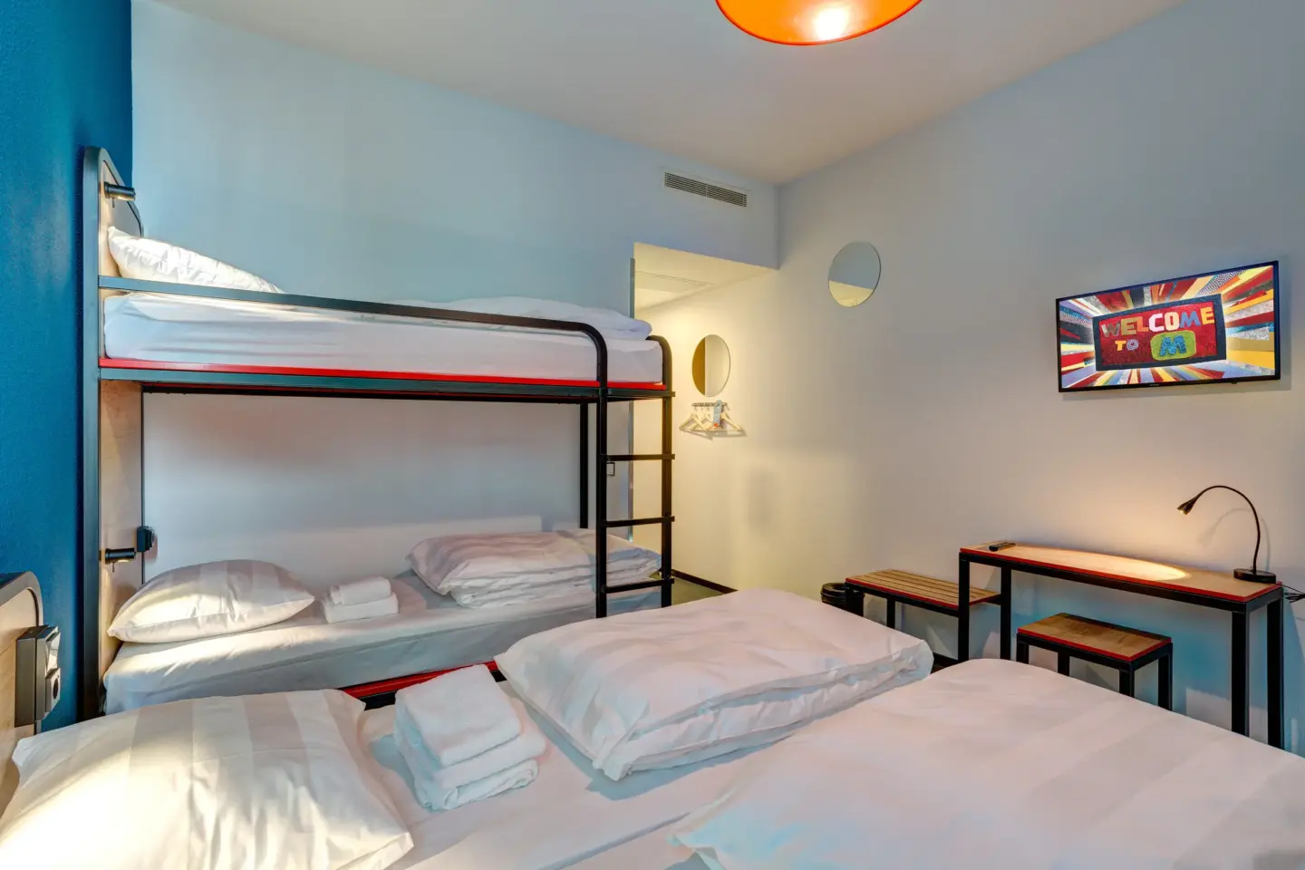 Klassenfahrt Amsterdam - Mehrbettzimmer mit TV