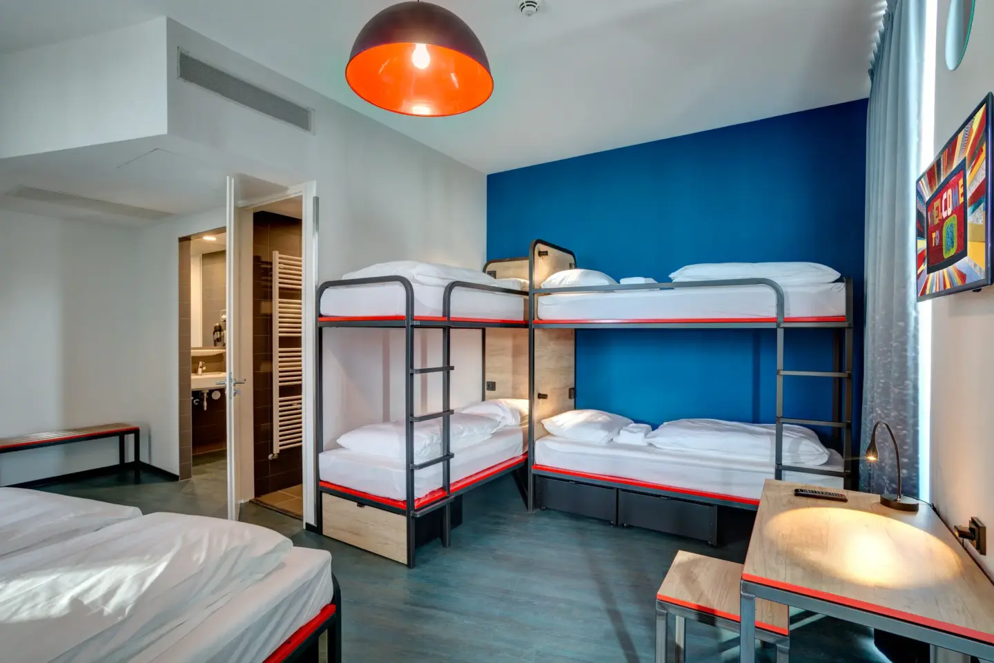 Klassenfahrt Amsterdam - modernes Mehrbettzimmer mit Tisch und Hocker