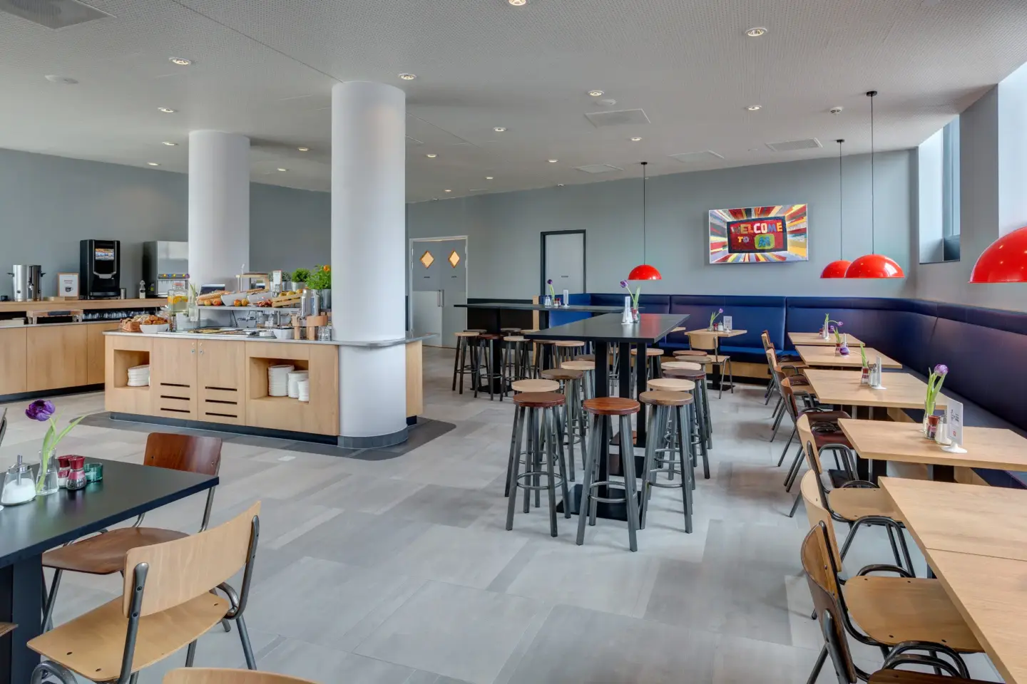 Klassenfahrt Amsterdam - Frühstücksraum mit Buffet