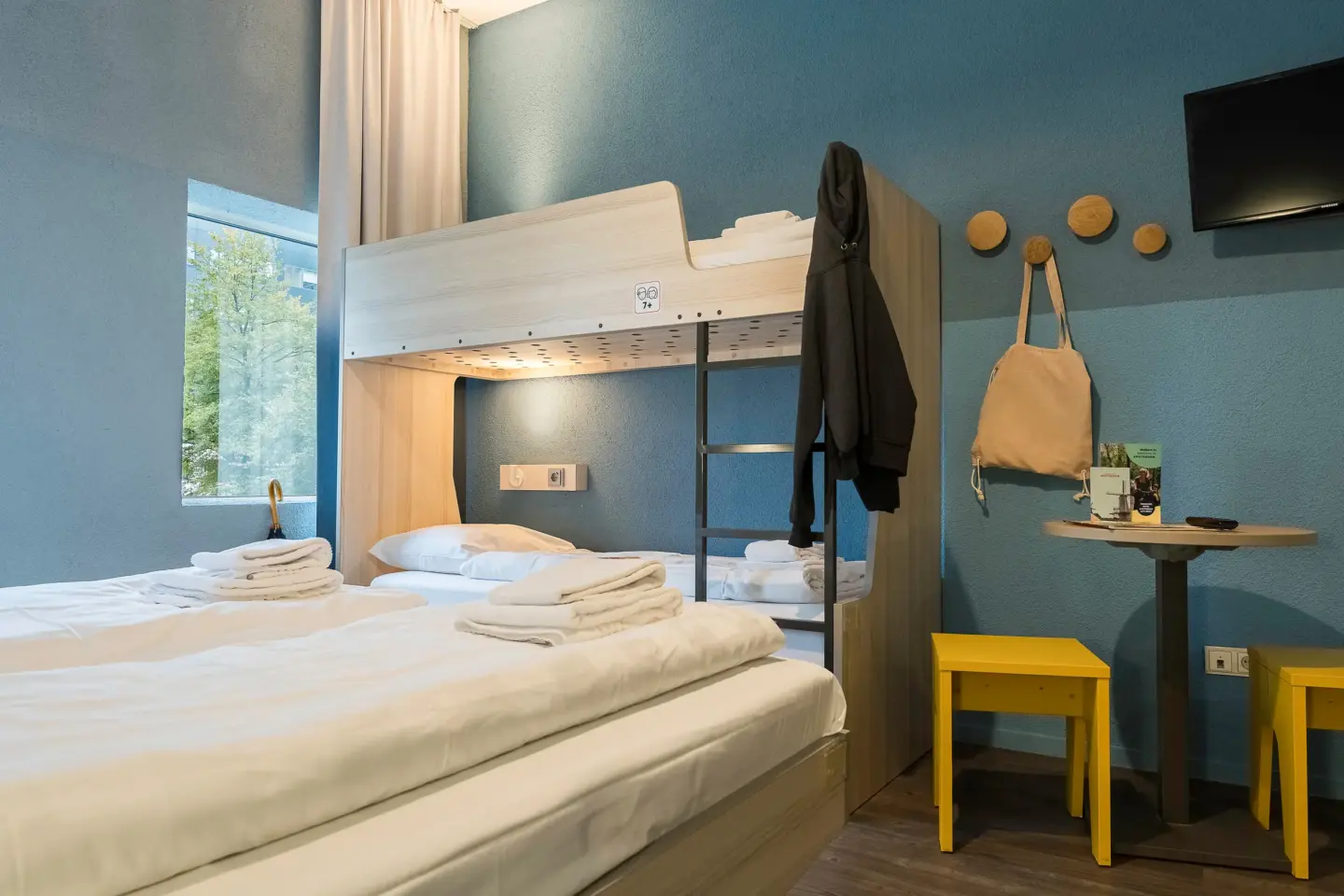 Klassenfahrt Amsterdam - Zimmer mit Doppelstockbett und Doppelbett