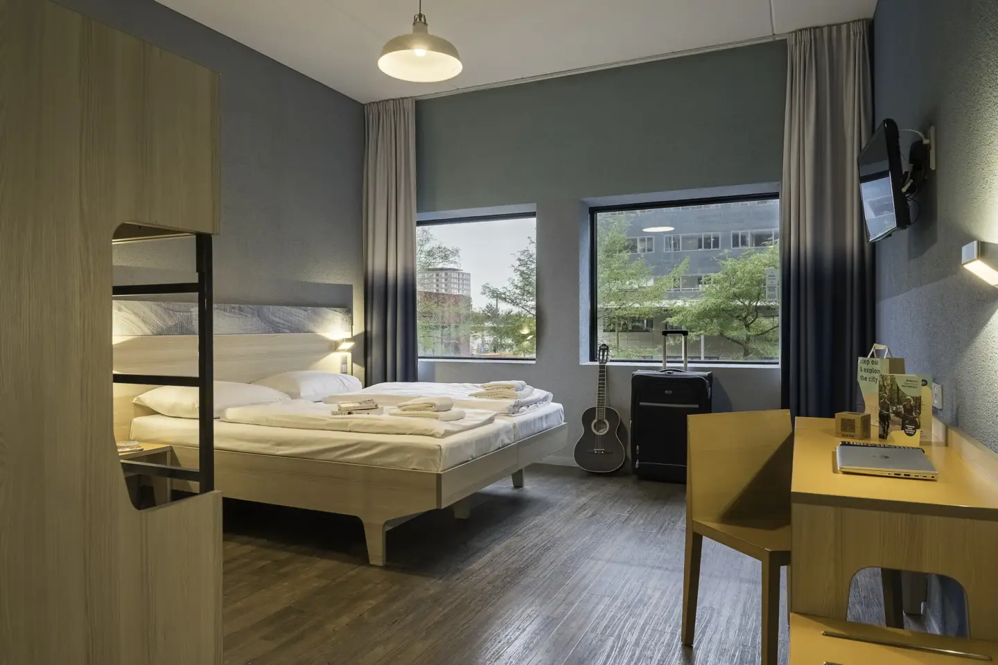 Klassenfahrt Amsterdam - Mehrbettzimmer mit großen Fenstern