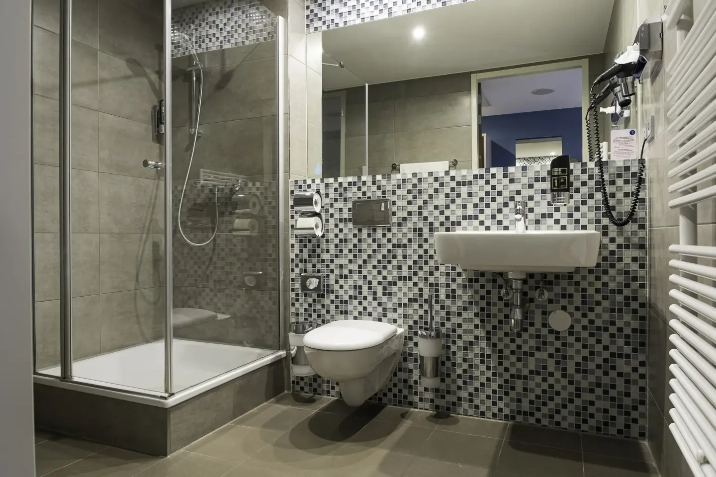 Klassenfahrt Amsterdam - großes modernes Badezimmer mit verglaster Dusche, WC und Waschbecken