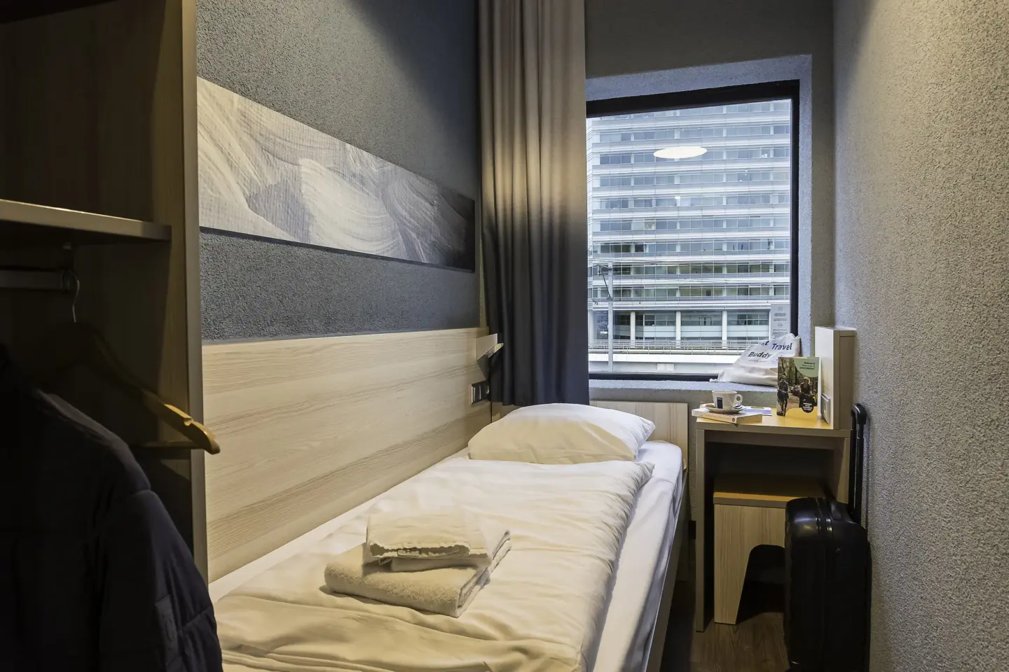 Klassenfahrt Amsterdam - schmales Zimmer mit Einzelbett