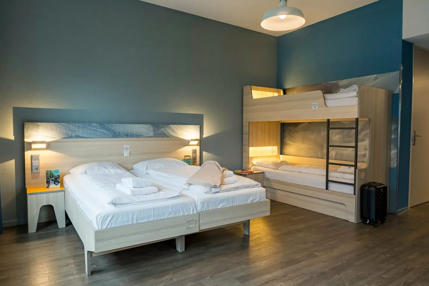 Klassenfahrt Amsterdam - Mehrbettzimmer mit Doppelstockbett und Doppelbett