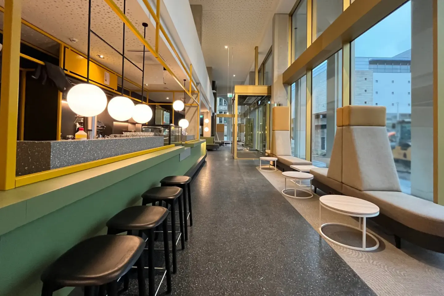 Klassenfahrt Bremen - Bar mit Tresen und Sitzgelegenheiten