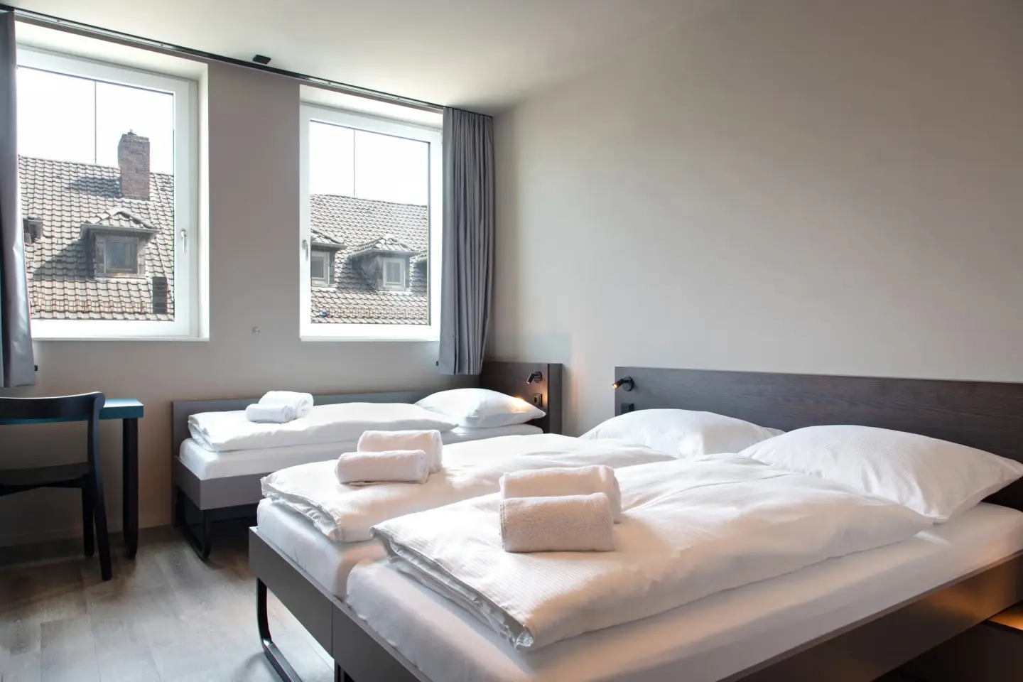Klassenfahrt Bremen - Mehrbettzimmer mit Doppelbett und Einzelbett