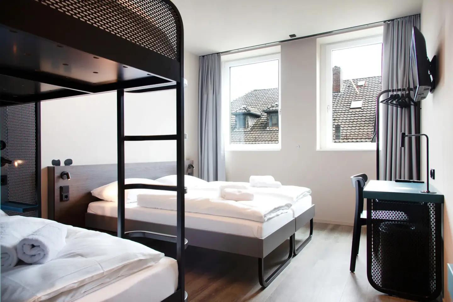 Klassenfahrt Bremen - Mehrbettzimmer mit Doppelbett und Doppelstockbett