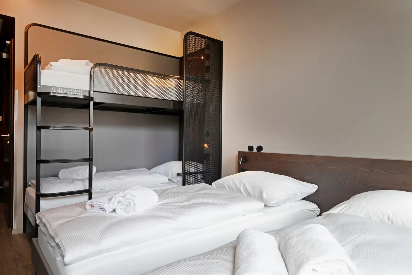 Klassenfahrt Bremen - Mehrbettzimmer mit Doppelbett und Doppelstockbett