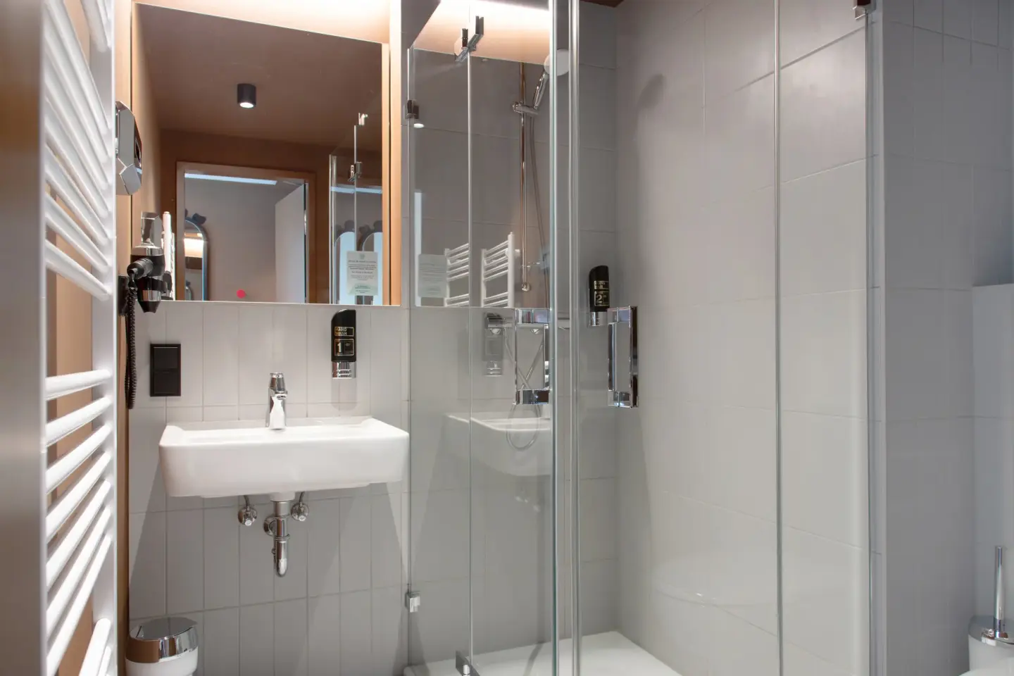 Klassenfahrt Bremen - Badezimmer mit Waschbecken und Dusche